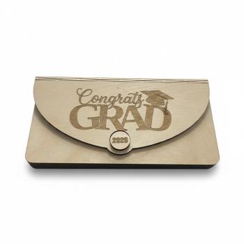 Holz-Umschlag aus Sperrholz mit gelaserter Aufschrift ‚Congrats Grad‘ und Jahreszahl